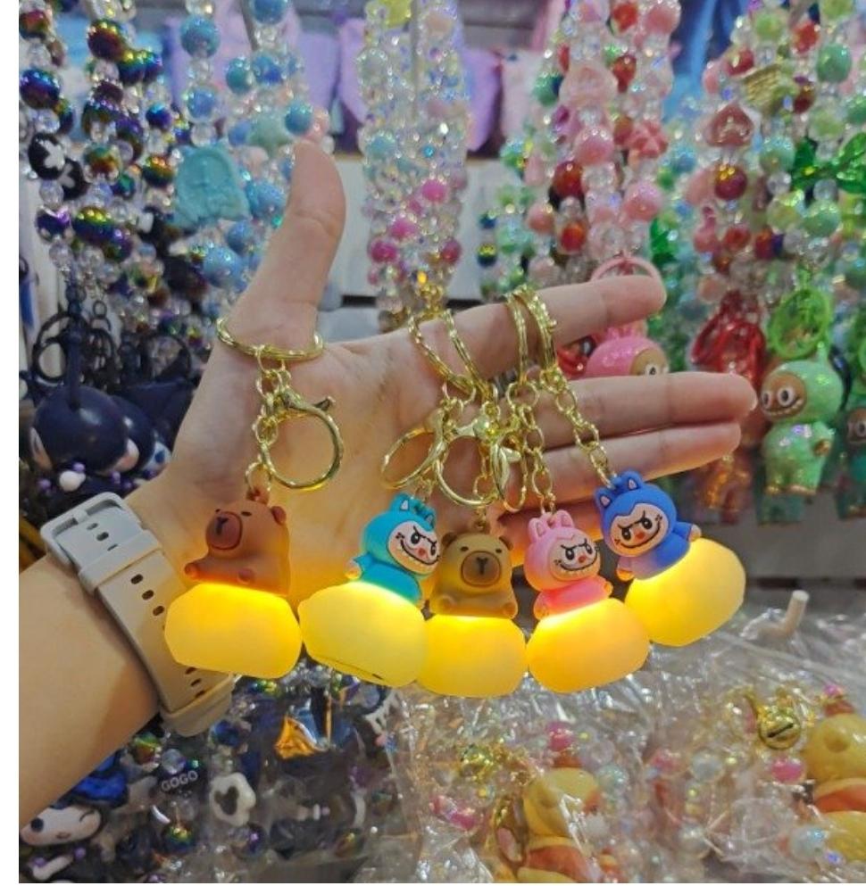 Llavero con luz Sanrio/Stitch/Capi/Labubu